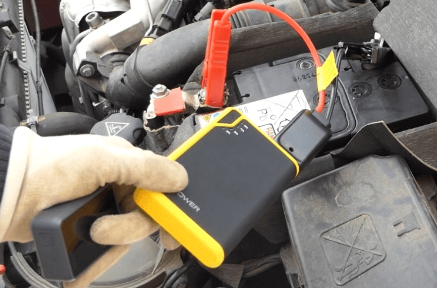 Comment utiliser une batterie d'appoint pour démarrer une voiture